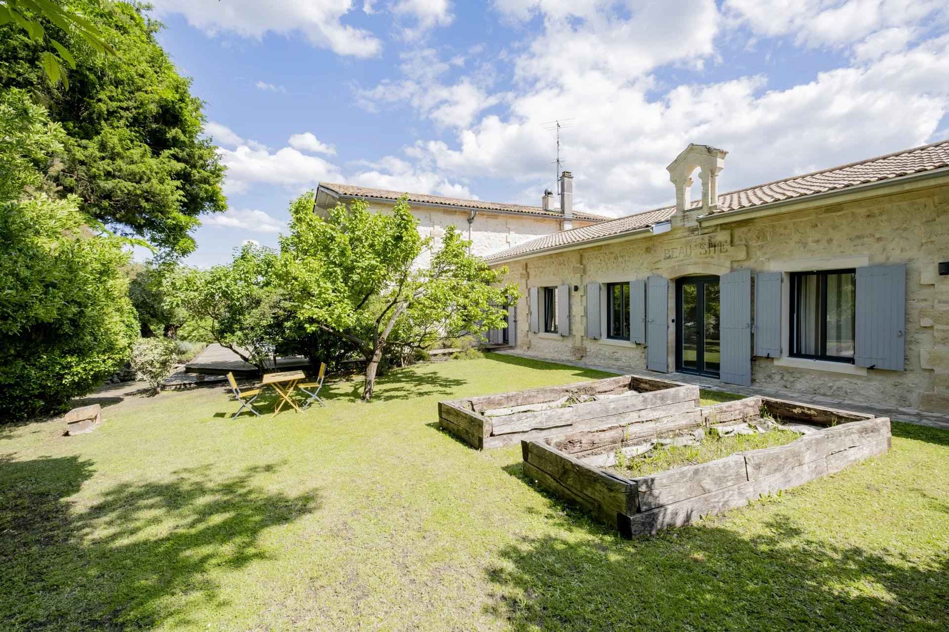 Maison à vendre de 368 m2 sainte Eulalie